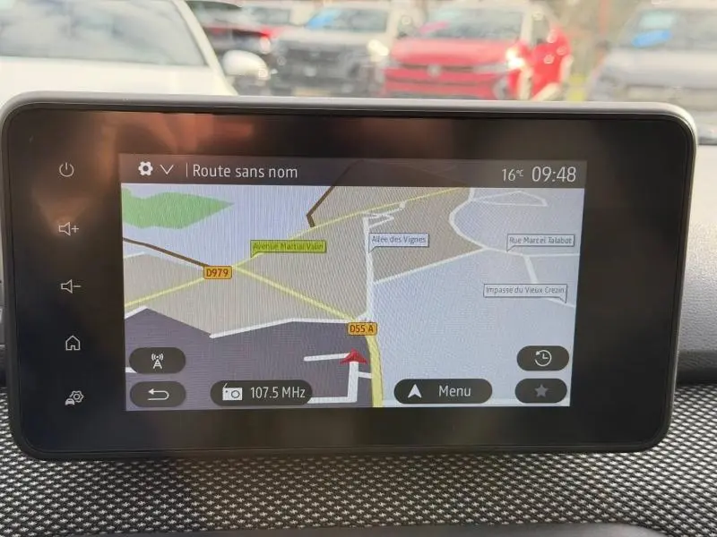 Écran tactile du système de navigation du Dacia Jogger 2025 affichant une carte routière en intérieur véhicule.