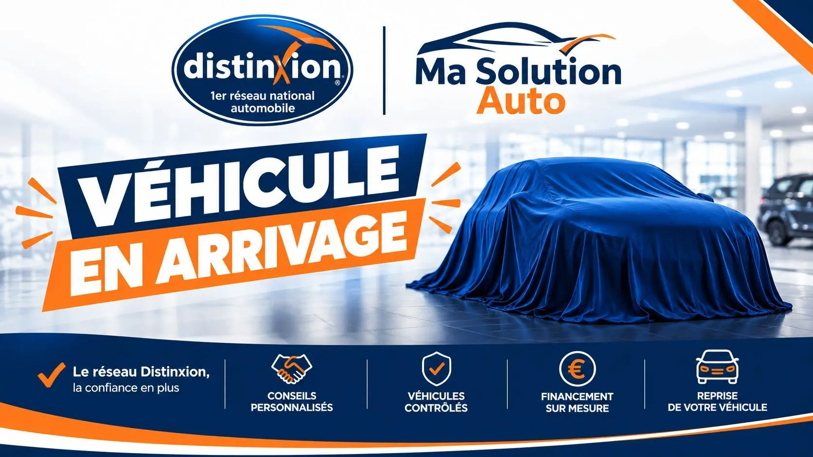 Voiture MG ZS 1.5L Hybrid+ 197ch Luxury rouge diamant, vue 3/4 avant, couverte d'une housse bleue en showroom.