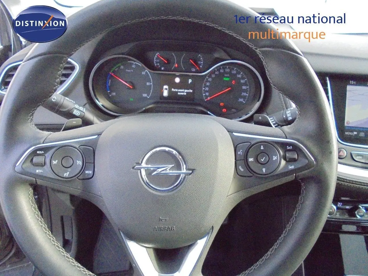 Vue intérieure centrée sur le volant cuir noir et le tableau de bord avec écran tactile du Opel Grandland X gris Moai Metal 2021.