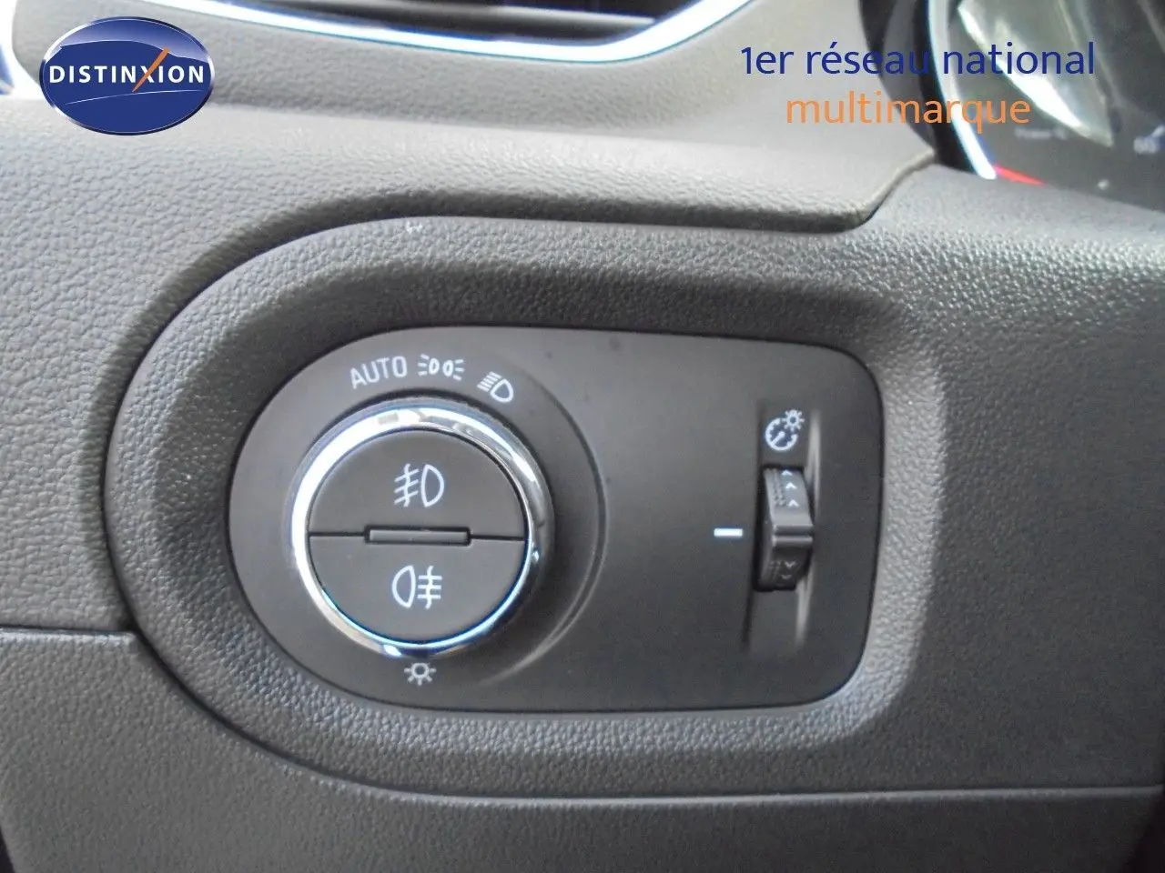 Gros plan sur le bouton de commande des phares dans l'habitacle de l'Opel Grandland X gris Moai Metal 2021.