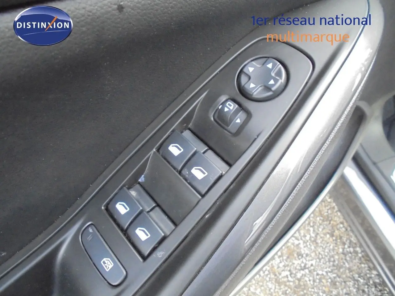 Gros plan sur les commandes des vitres et rétroviseurs côté gauche d'un Opel Grandland X gris Moai Metal 2021.