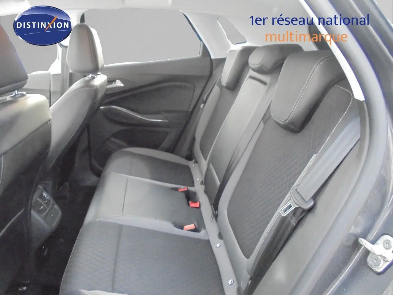 Vue intérieure arrière côté droit des sièges en tissu noir du Opel Grandland X hybride rechargeable 2021.