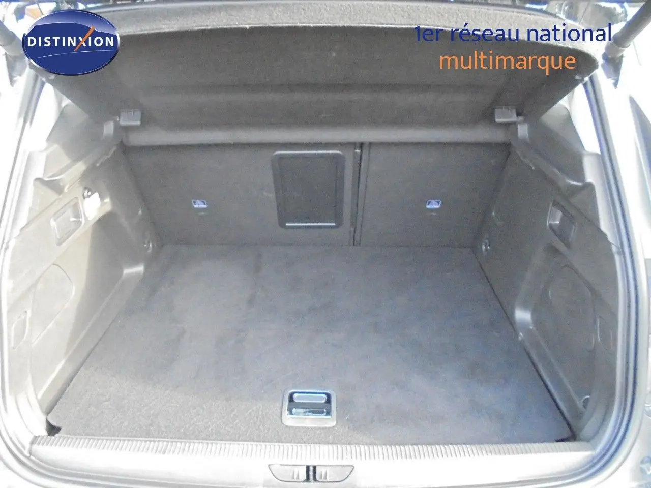 Coffre spacieux de l'Opel Grandland X gris Moai Metal, vue intérieure ouverte montrant le volume de chargement.