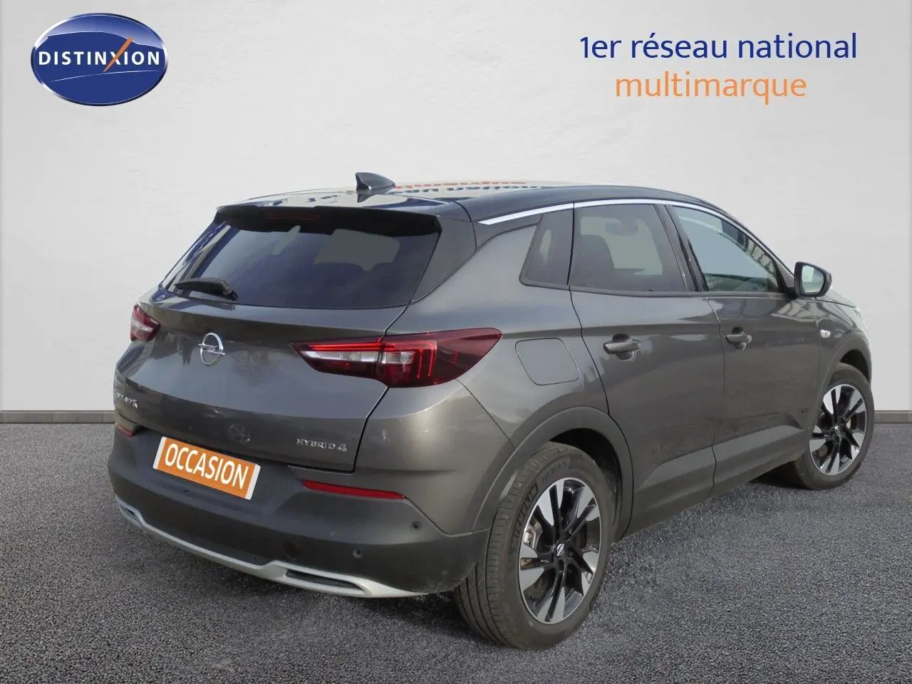 Opel Grandland X gris Moai Metal vu en 3/4 arrière droit, soulignant ses feux LED et jantes alliage noires.