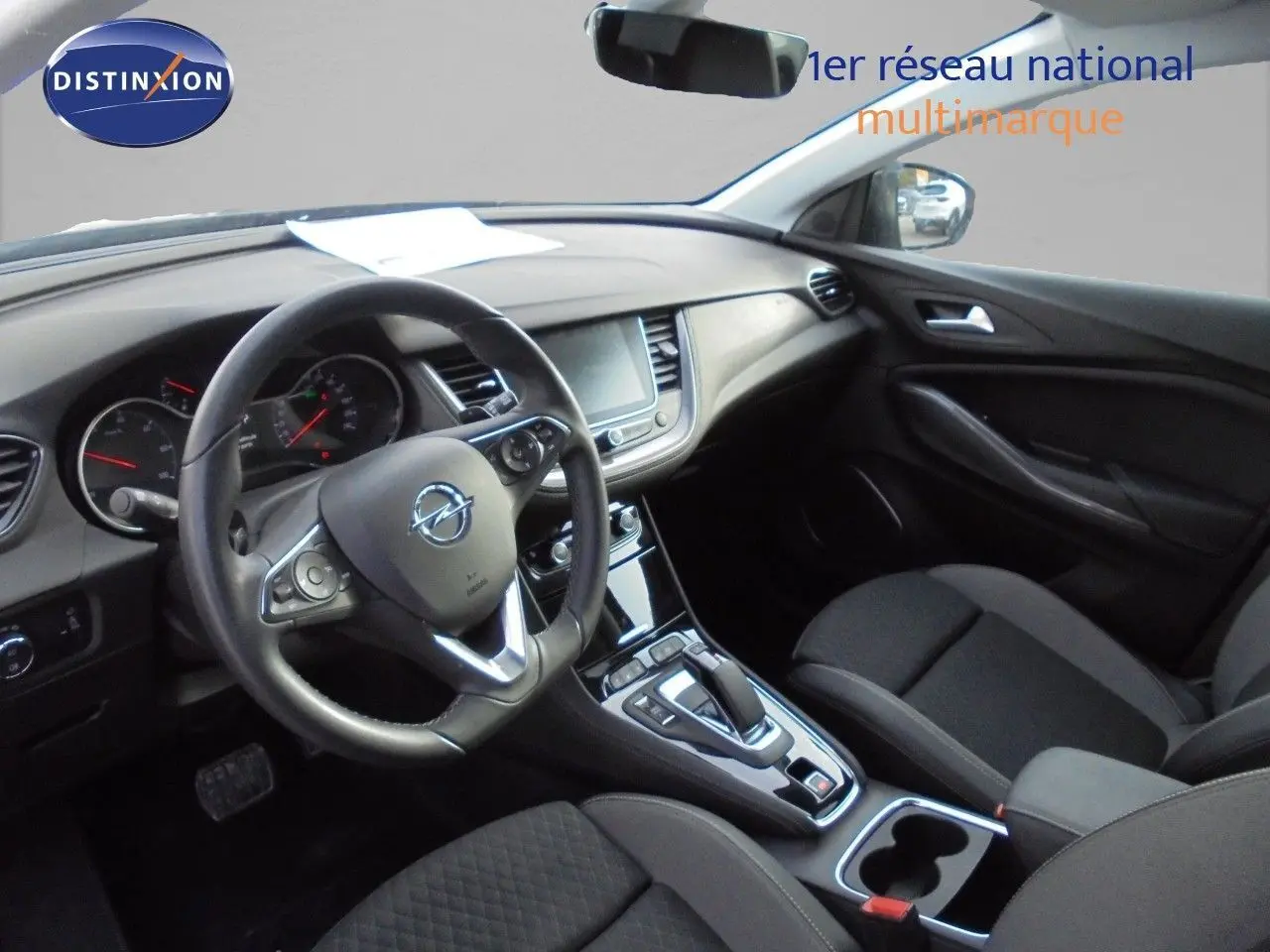 Intérieur noir de l'Opel Grandland X hybride 2021, vue côté conducteur sur tableau de bord et console centrale.