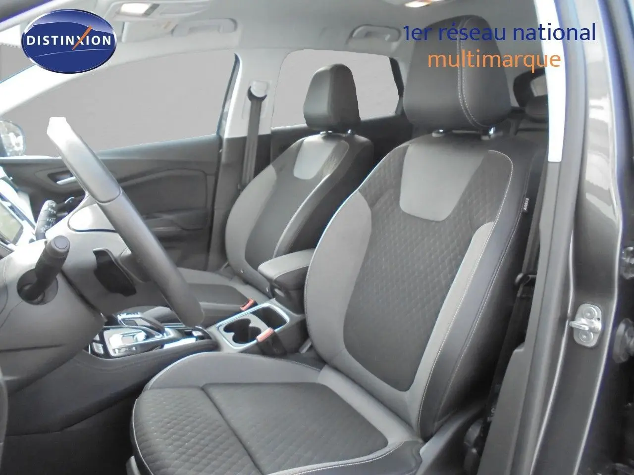 Vue intérieure côté droit montrant les sièges avant en tissu gris et noir du Opel Grandland X hybride 2021.