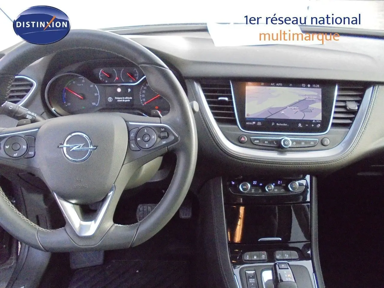 Vue intérieure de l'Opel Grandland X gris Moai Metal, tableau de bord et volant avec écran tactile et commandes intégrées.