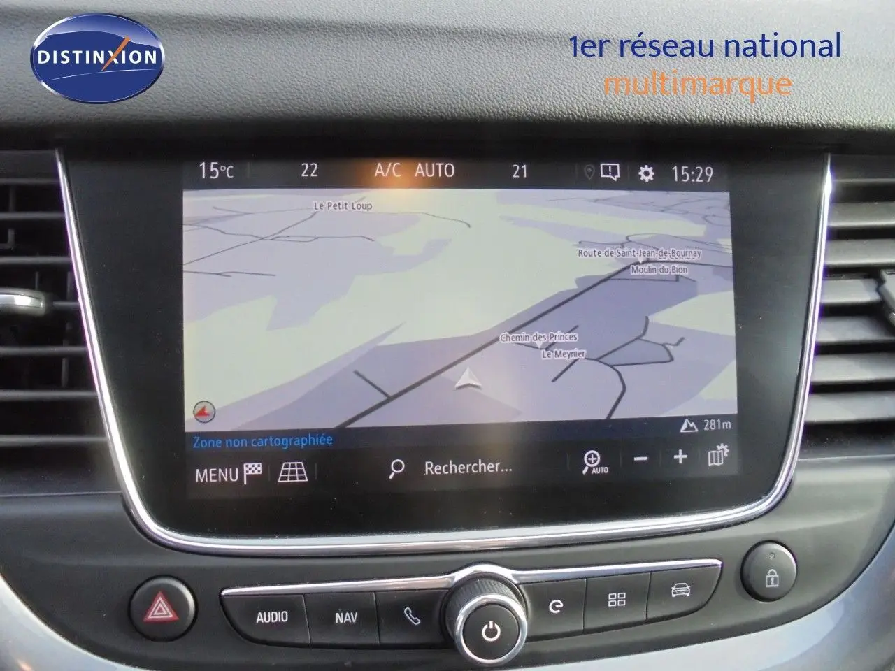 Écran tactile central du tableau de bord de l’Opel Grandland X gris Moai Metal avec navigation GPS affichée.