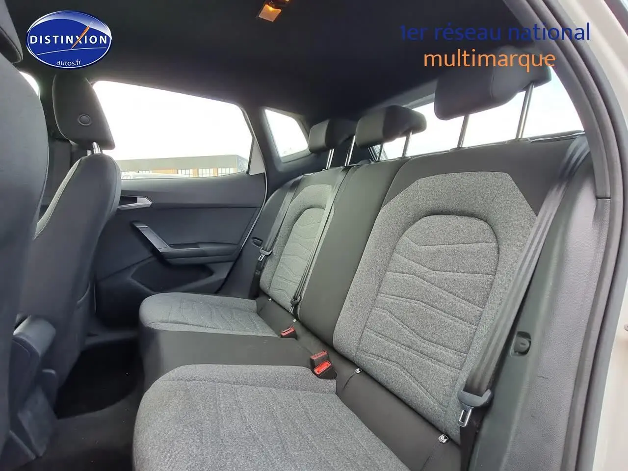 Vue intérieure côté droit sur la banquette arrière grise et noire du SEAT Arona blanc 2023 finition Xperience.