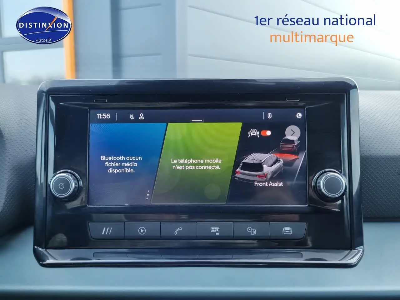 Écran tactile central du tableau de bord du SEAT Arona blanc, affichant l'assistance Front Assist.