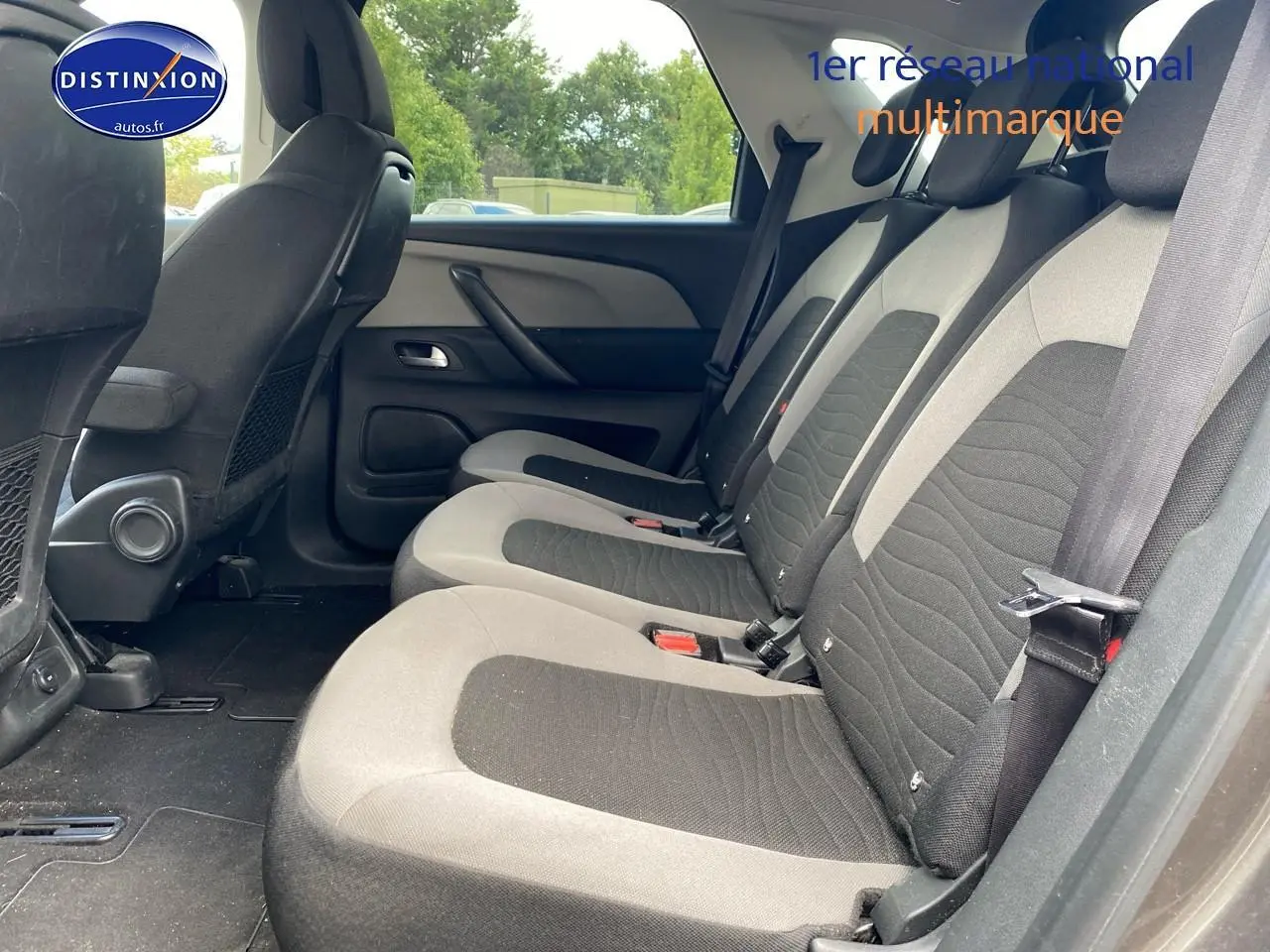 Vue latérale droite sur la deuxième rangée de sièges individuels gris et noir du Citroën C4 Picasso 2016.