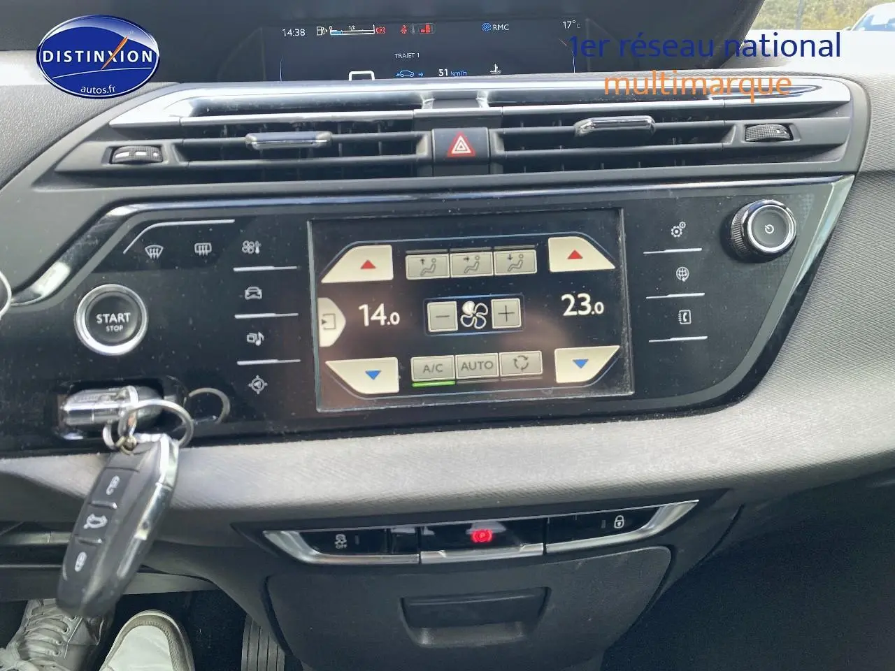 Tableau de bord de Citroën C4 Picasso gris 2016, vue frontale centrée sur l'écran de climatisation tactile et la clé insérée.