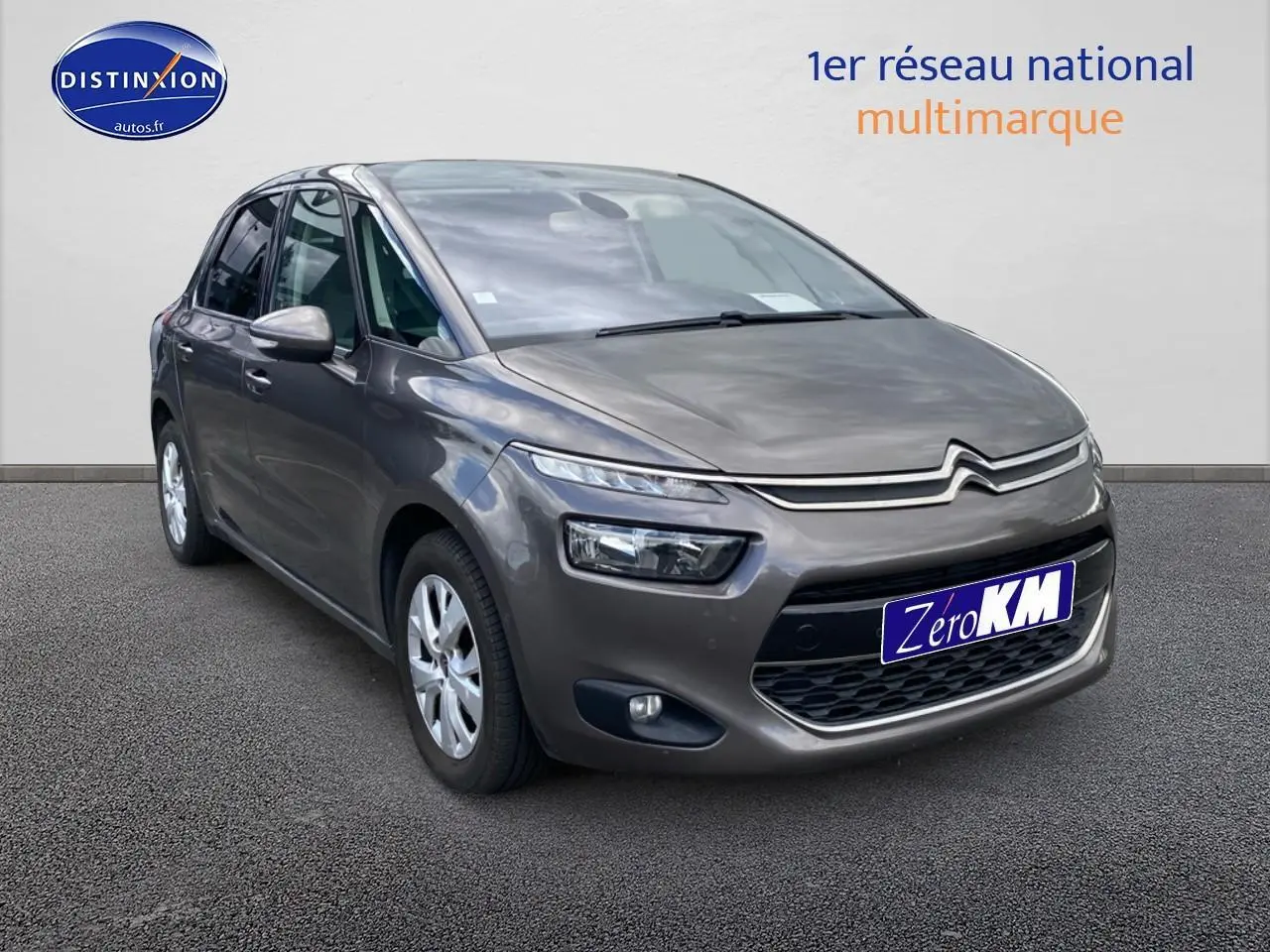 Citroën C4 Picasso gris vue 3/4 avant droit avec phares LED et jantes alu sur fond neutre.