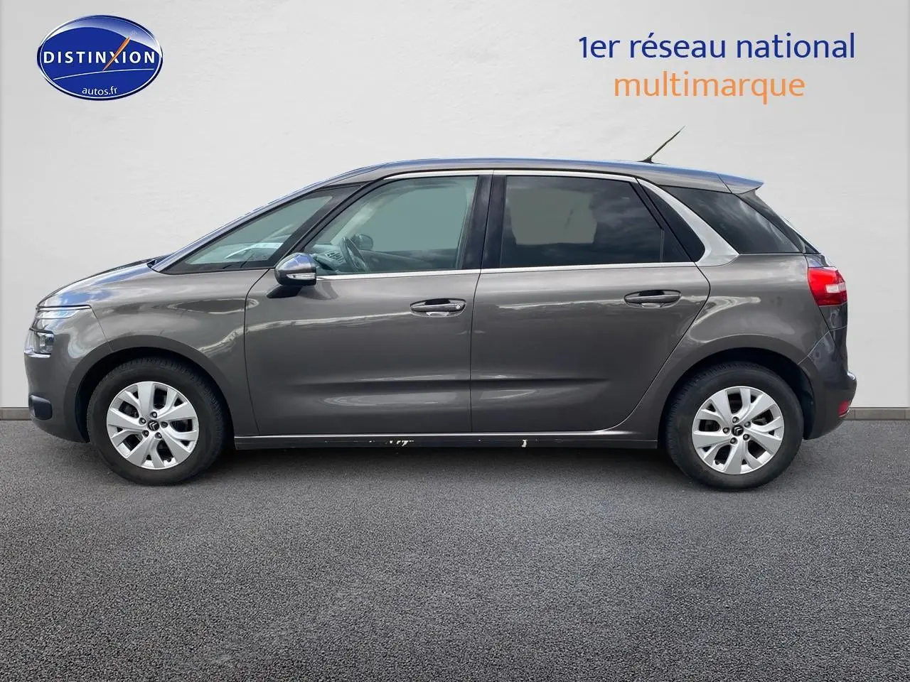 Profil côté gauche d'un Citroën C4 Picasso gris 2016, avec vitres teintées et jantes alliage visibles.