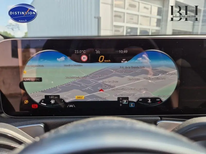 Tableau de bord numérique du Mercedes GLB 200 d AMG Line 2023 affichant la navigation et les instruments de conduite.