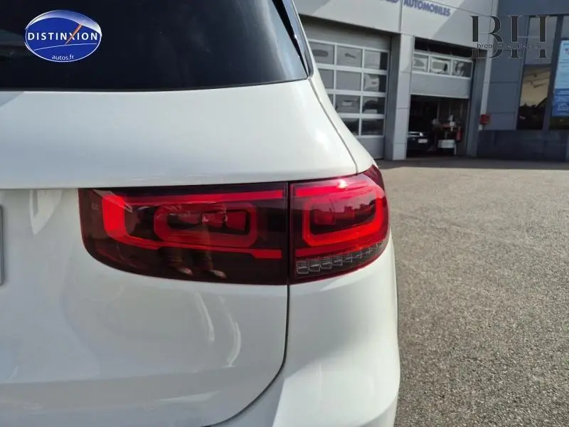 Gros plan sur le feu arrière droit rouge du Mercedes GLB blanc polaire, avec carrosserie lisse et brillante visible