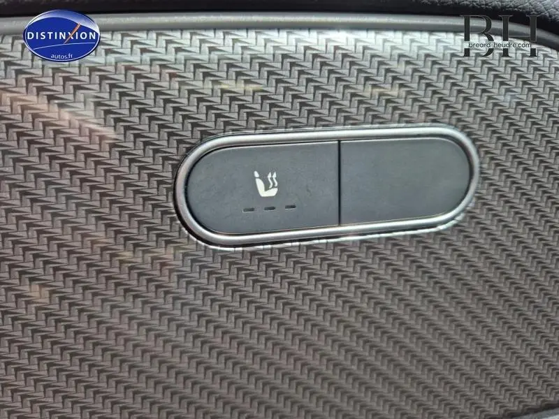 Bouton de siège chauffant sur panneau intérieur en finition carbone du Mercedes GLB 200 d AMG Line blanc polaire 2023