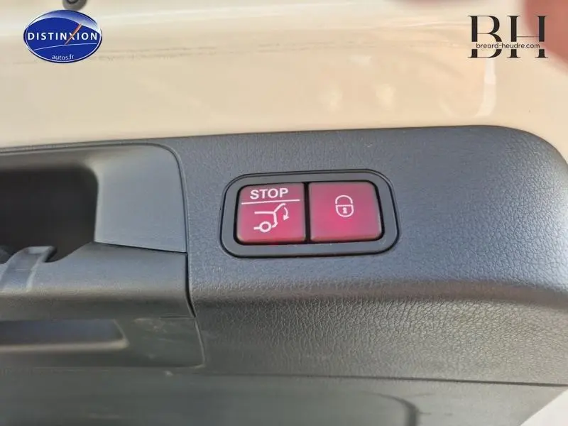 Boutons rouges d'ouverture et verrouillage du coffre sur la porte arrière du Mercedes GLB blanc polaire 2023 AMG Line.