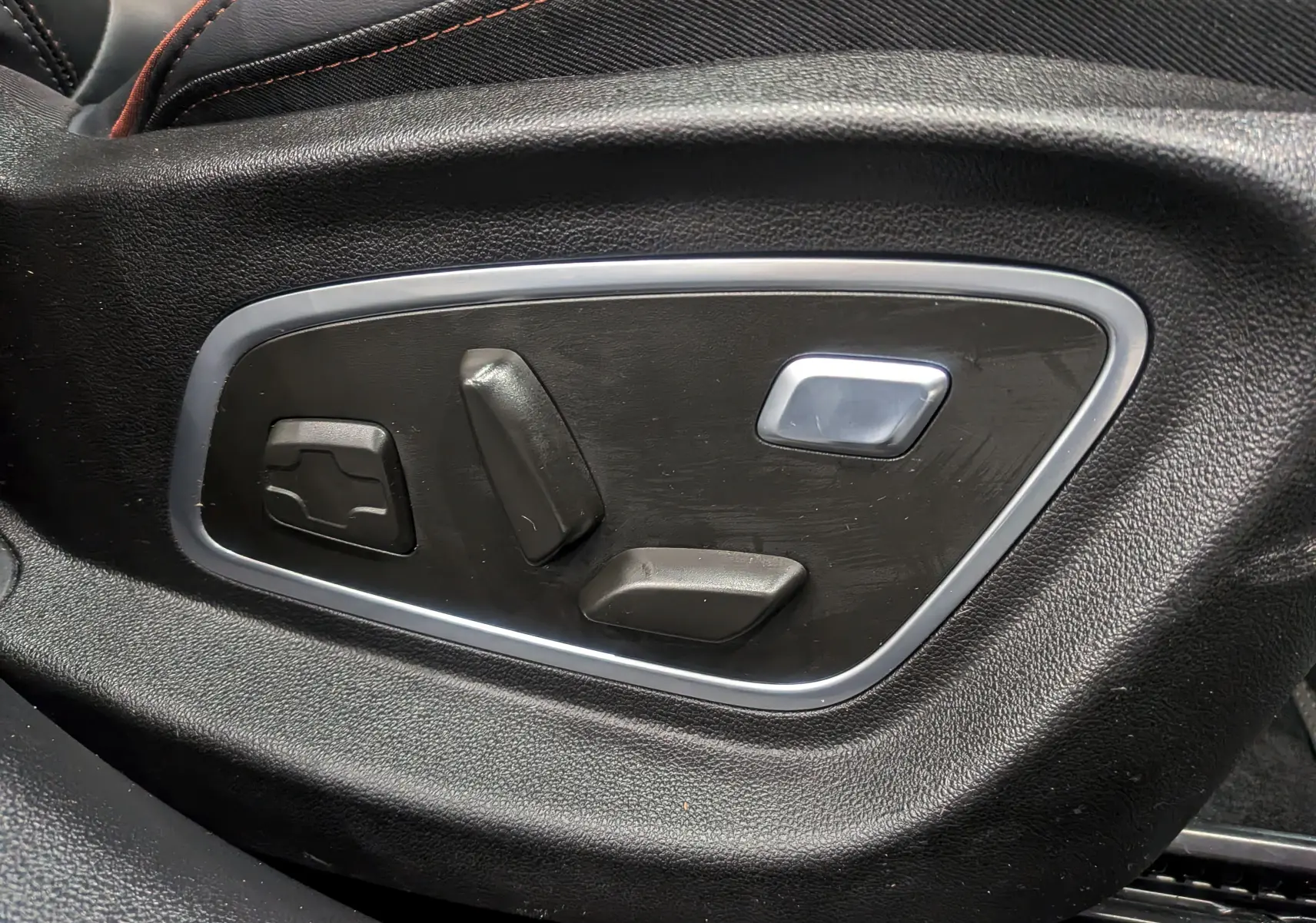 Gros plan sur les commandes électriques de réglage du siège en cuir noir de la Renault Talisman Estate 2022.