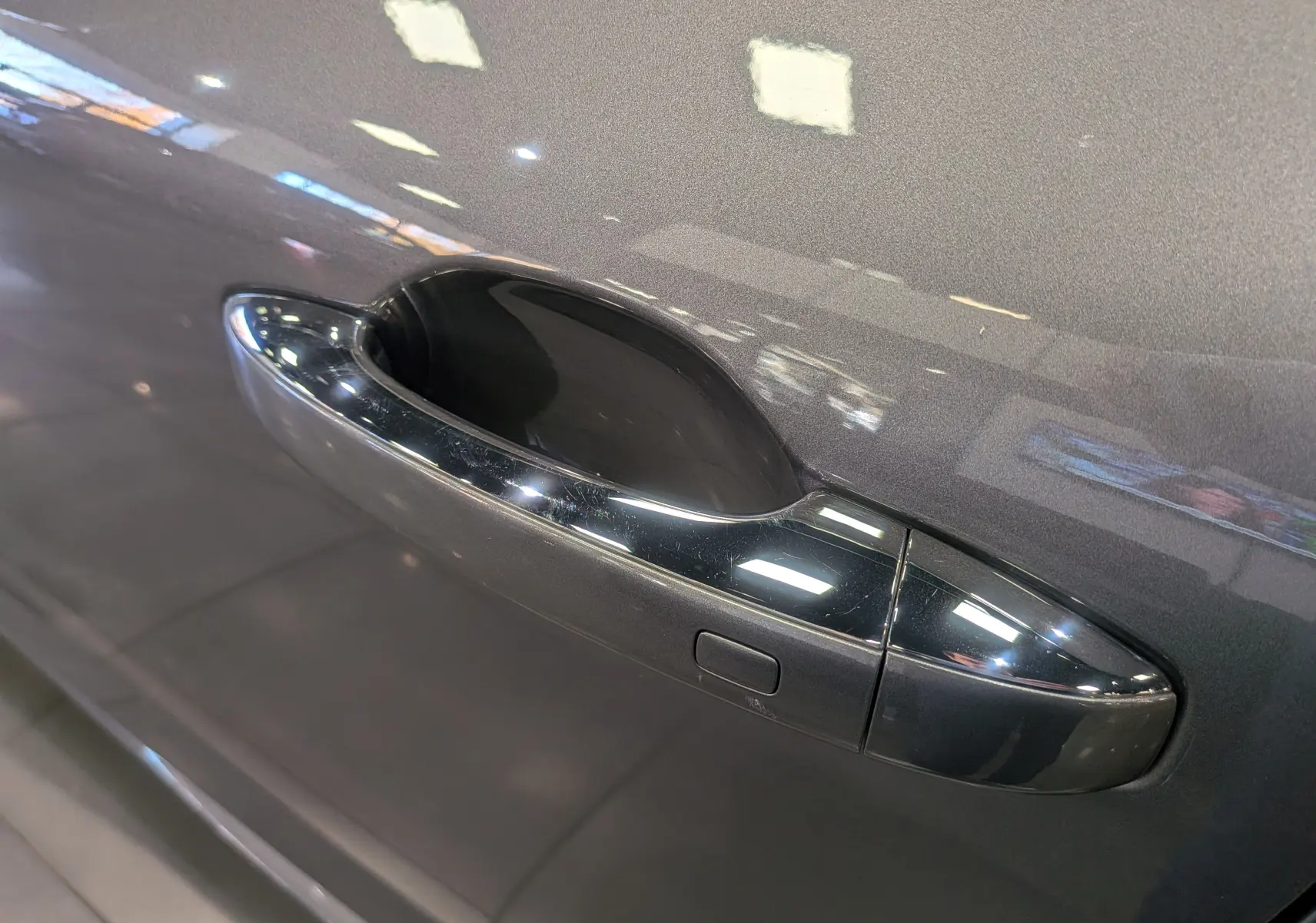 Poignée de porte chromée sur le côté gauche d'une Renault Talisman Estate gris Cassiopé 2022.