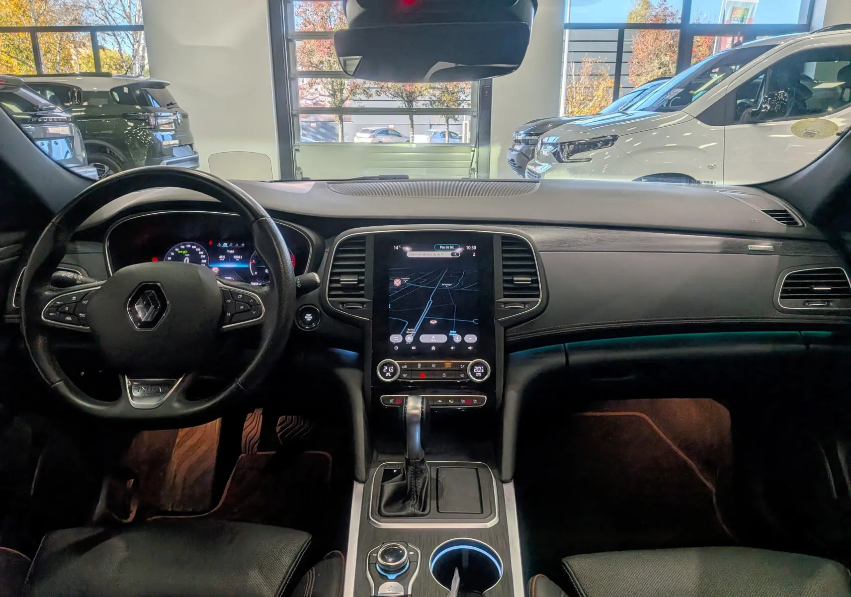 Intérieur de la Renault Talisman Estate 2022, vue tableau de bord avec écran tactile central et volant cuir noir.