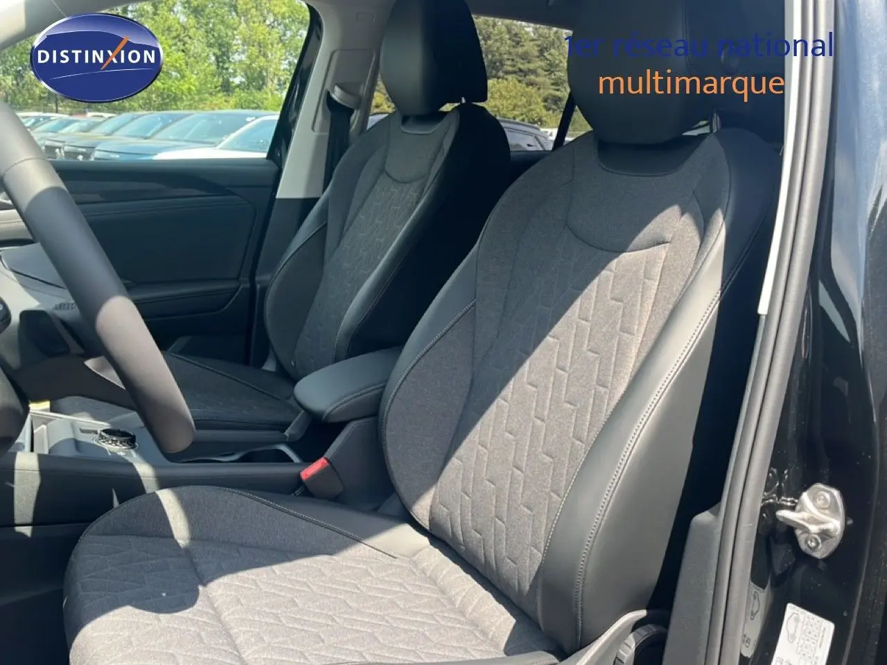Vue intérieure côté gauche montrant les sièges avant en tissu gris avec contours en cuir noir du Volkswagen Tiguan noir Grenadilla.