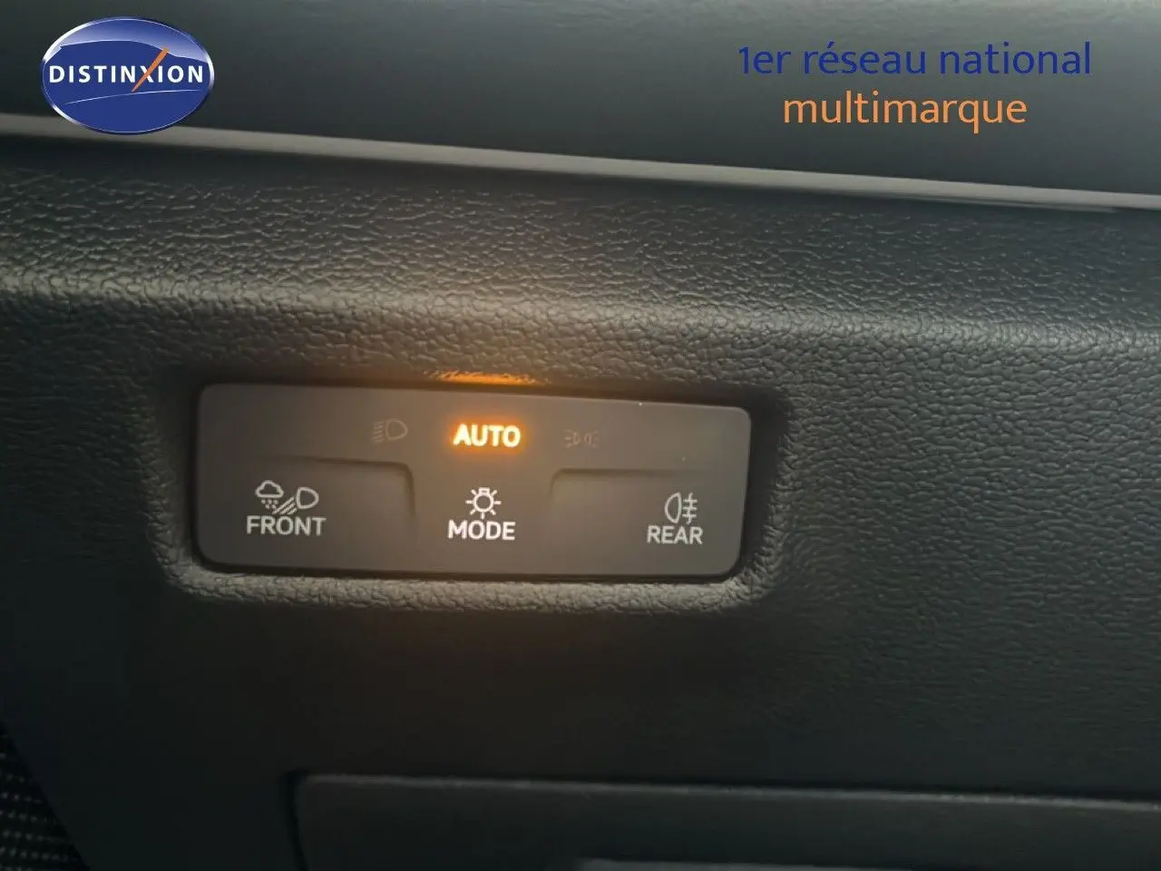 Détail du tableau de bord du Volkswagen Tiguan noir Grenadilla, montrant les commandes d'éclairage en mode automatique.