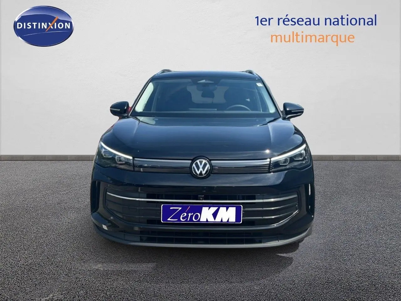 Vue de face du Volkswagen Tiguan noir Grenadilla métal 2026 avec calandre et phares LED distinctifs.