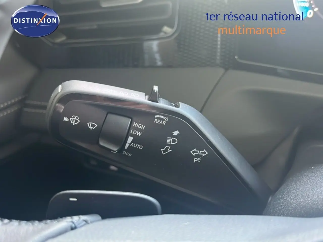 Gros plan sur la commande des essuie-glaces du Volkswagen Tiguan noir Grenadilla, intérieur avec détails de finition.