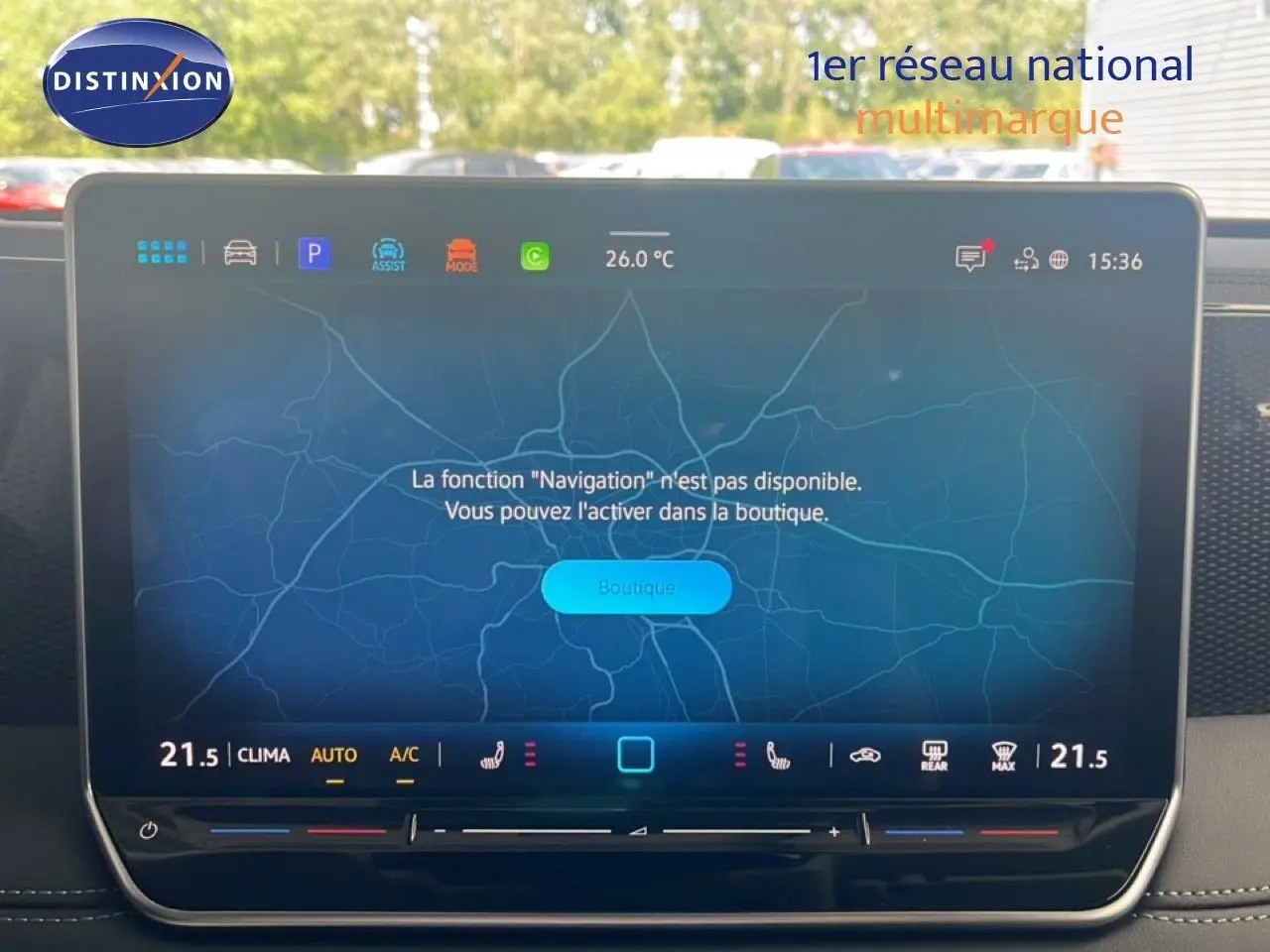 Vue rapprochée de l’écran tactile intérieur du Volkswagen Tiguan 2026, affichant un message de navigation non disponible.