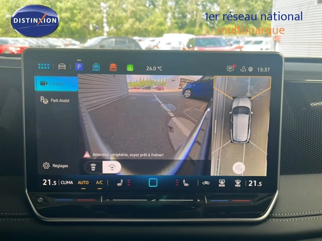Écran central du Volkswagen Tiguan 2026 montrant l'affichage caméra 360 et assistance au stationnement en intérieur.