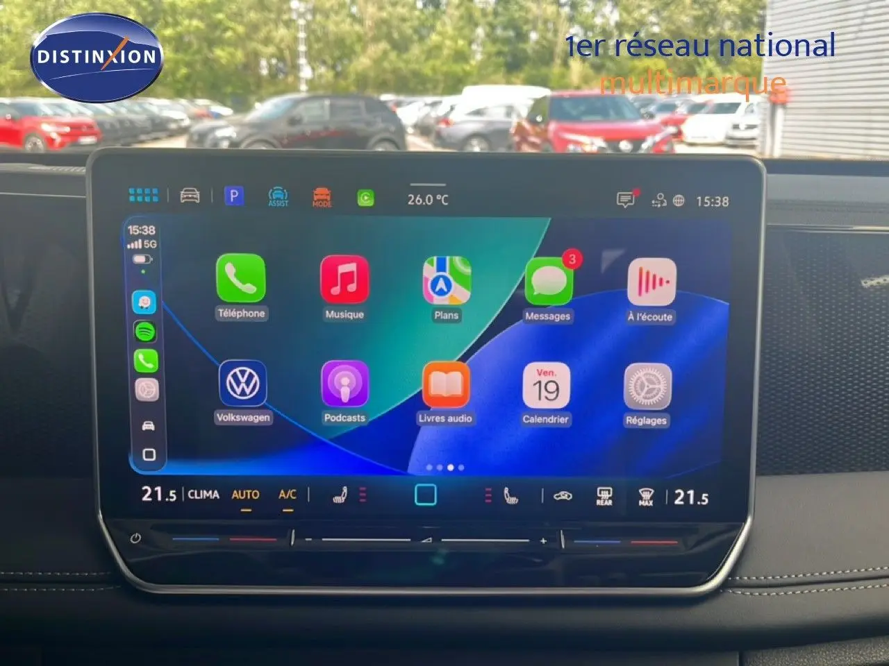 Écran tactile central du Volkswagen Tiguan 2026 affichant les applications connectées, dans un intérieur noir.