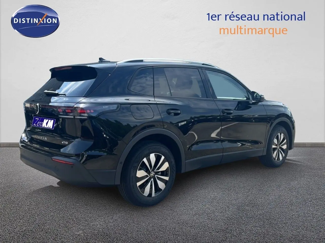 Vue 3/4 arrière droite du Volkswagen Tiguan noir Grenadilla métallisé, soulignant ses lignes modernes et ses jantes distinctives.