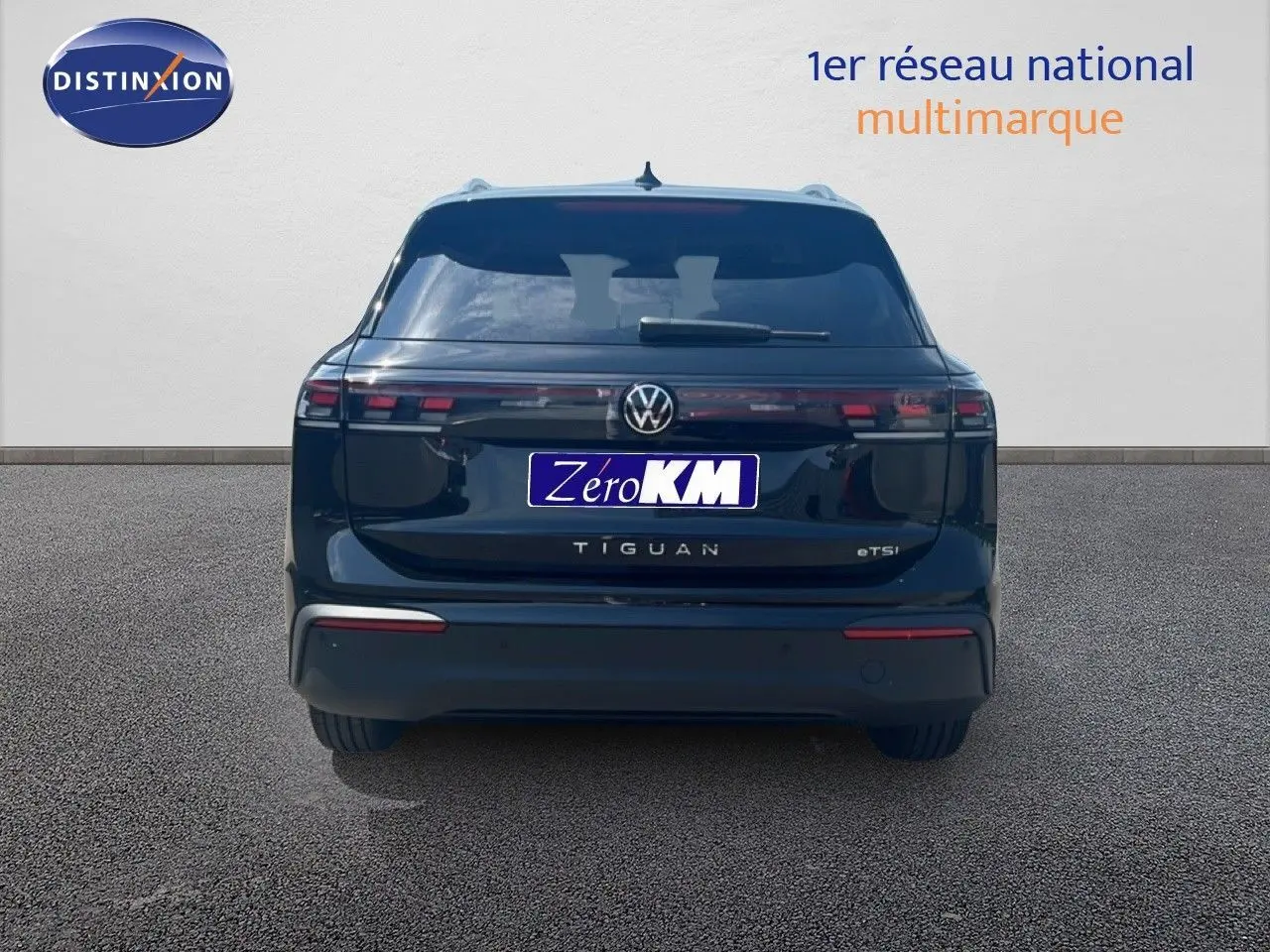 Vue arrière d'un Volkswagen Tiguan noir Grenadilla métallisé avec feux LED et logo central visible.