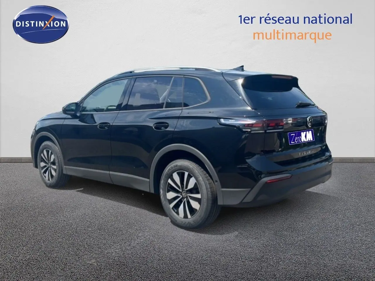 Vue 3/4 arrière côté gauche du Volkswagen Tiguan noir Grenadilla métallisé avec jantes alliage et feux arrière LED.