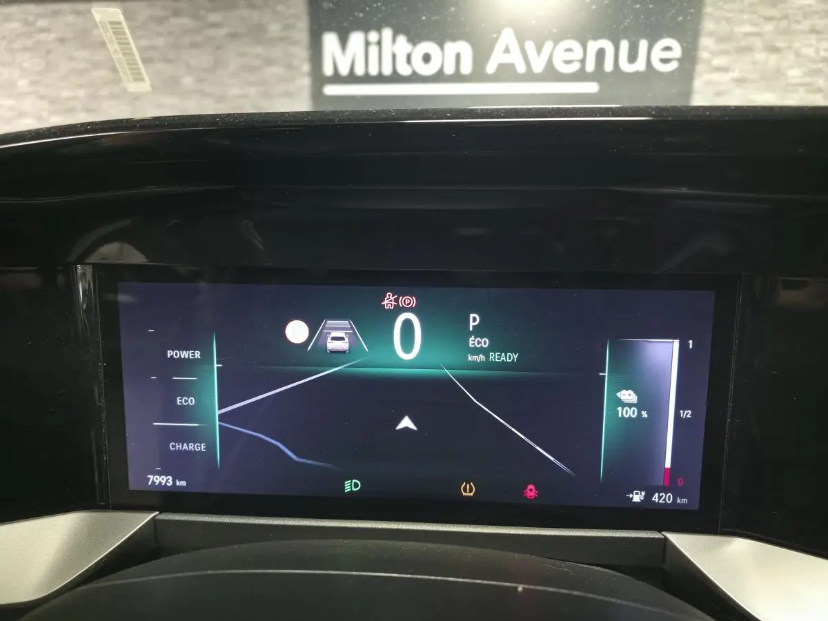 Tableau de bord numérique de l'Opel Mokka-e 2025 affichant la vitesse à 0 km/h et l'autonomie à 420 km.