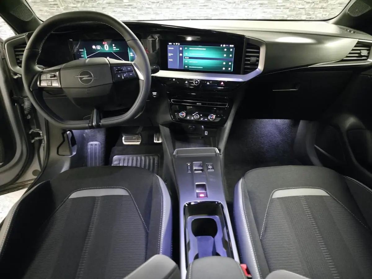 Intérieur noir de l'Opel Mokka-e 2025 vu de face, avec tableau de bord digital et écran tactile central.