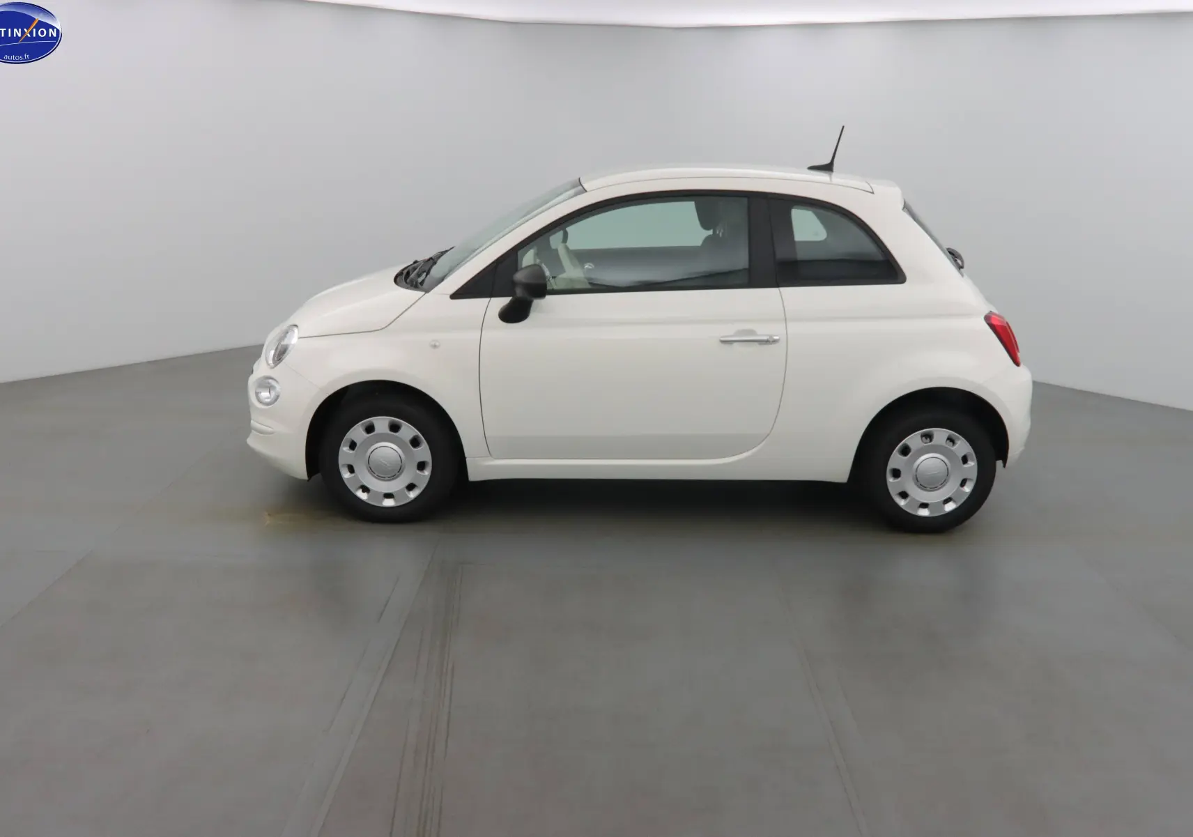 Profil côté gauche d'une FIAT 500 blanche Gelato 2023, compacte avec roues acier et rétroviseurs noirs.