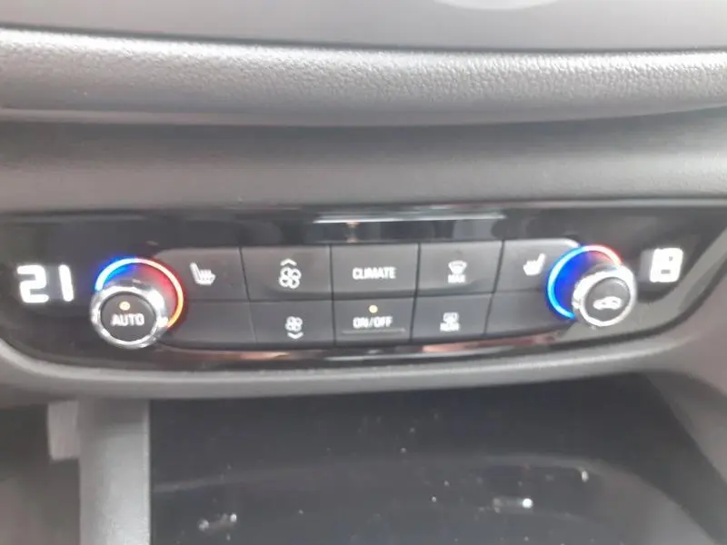 Panneau de commande de la climatisation bi-zone de l'Opel Insignia Grand Sport, avec réglages numériques et boutons tactiles.