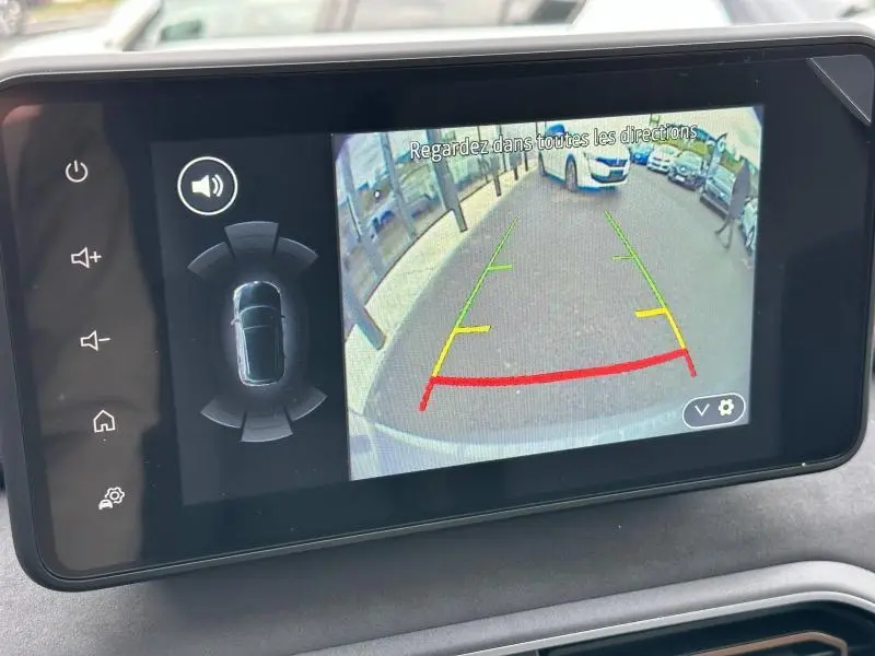 Écran tactile affichant la caméra de recul du Dacia Jogger 1.6 hybrid noir nacré, vue arrière avec guidage coloré.