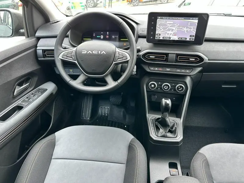 Vue intérieure avant du tableau de bord et volant DACIA Jogger 2025 avec écran tactile et commandes modernes