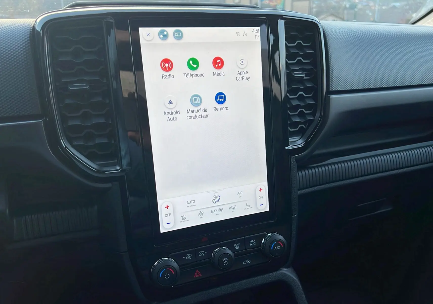 Vue rapprochée de l'écran tactile central du Ford Ranger 2025 noir shadow, affichant les options multimédia et connectivité.