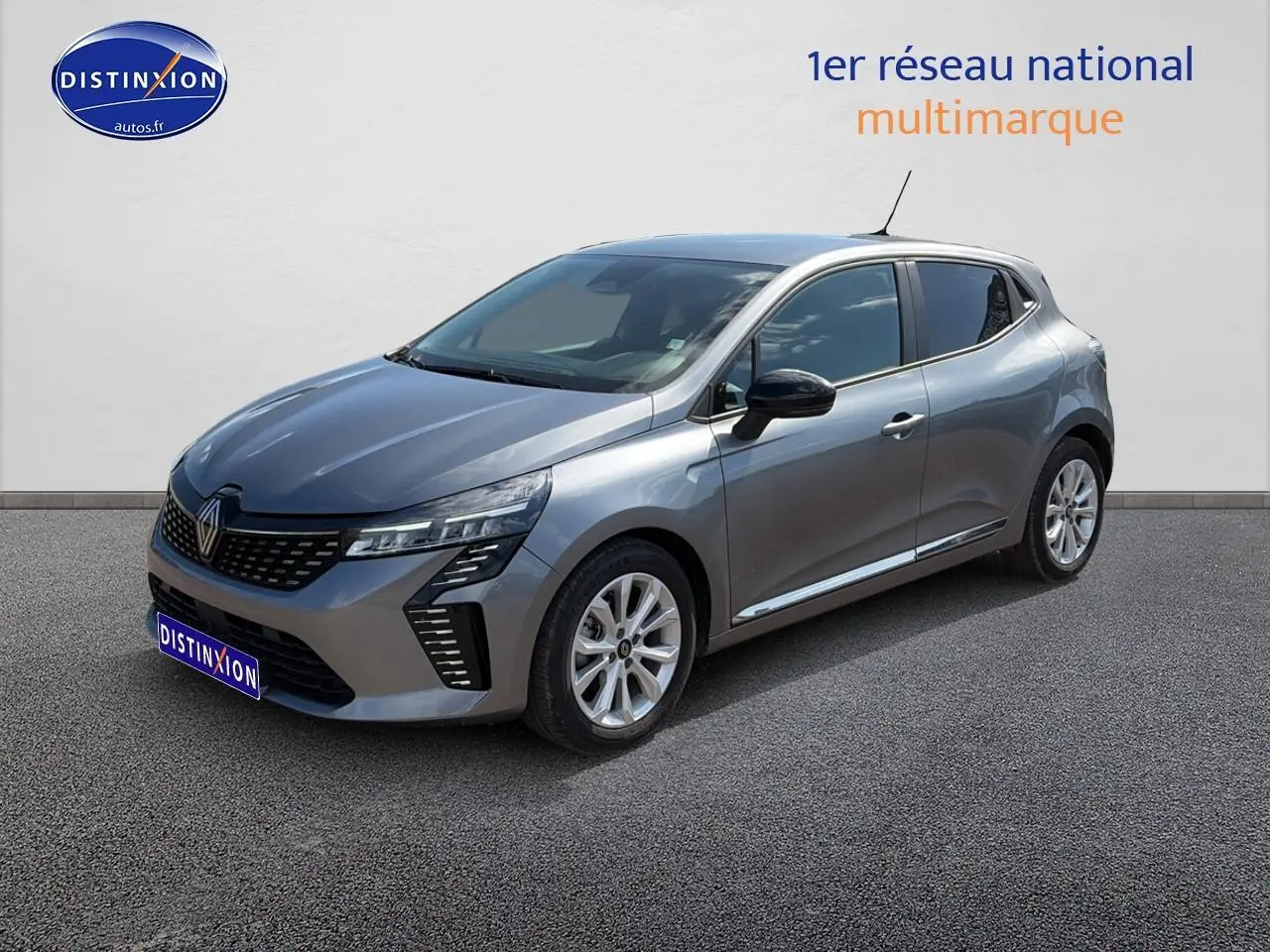 Renault Clio V gris métal vue 3/4 avant droit, avec phares LED et jantes alliage 16 pouces.