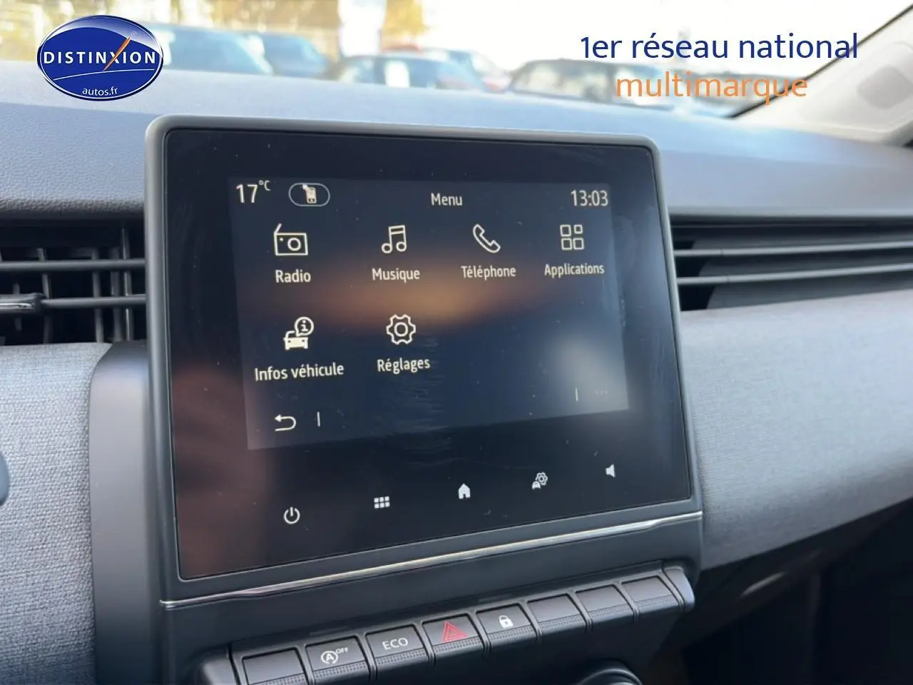 Écran tactile central affichant le menu multimédia dans l’habitacle gris clair d’une Renault Clio V.