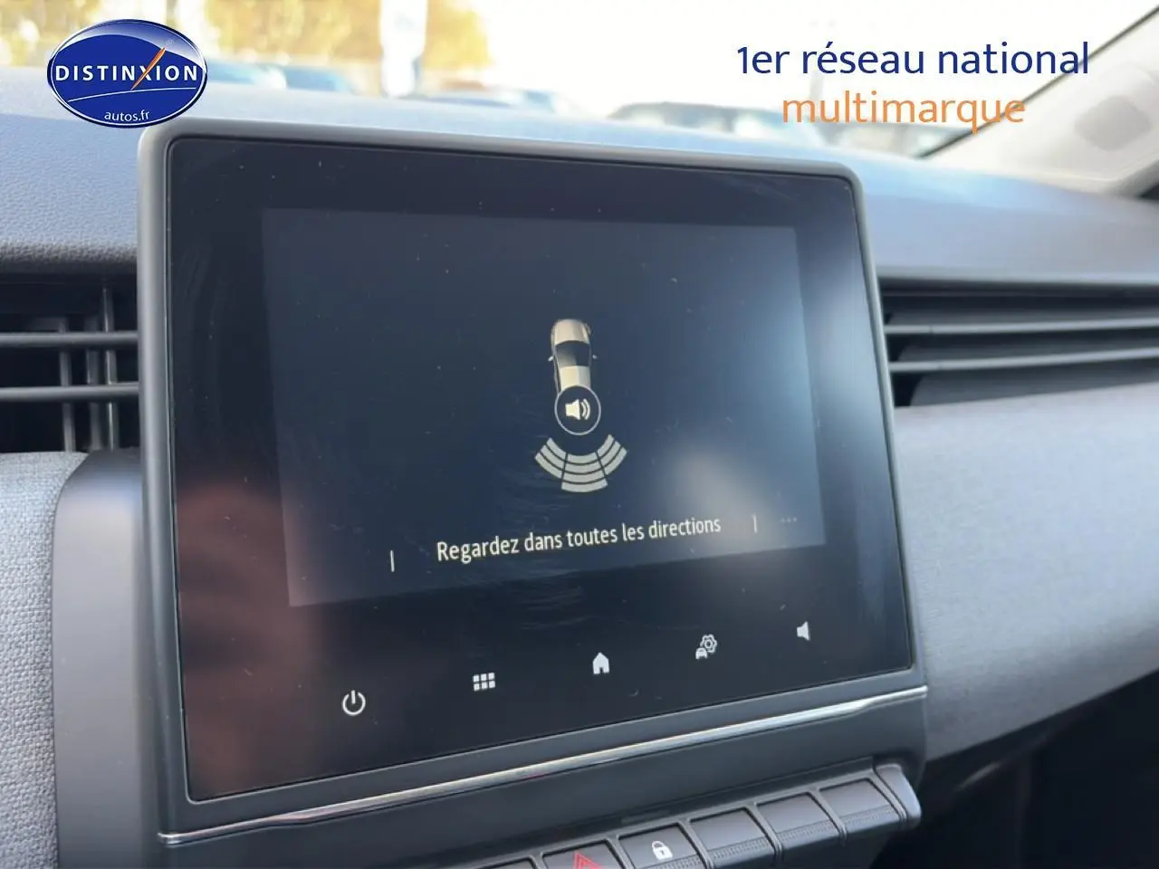 Écran tactile central affichant l'aide au stationnement dans l'habitacle gris clair d'une Renault Clio V 2025.