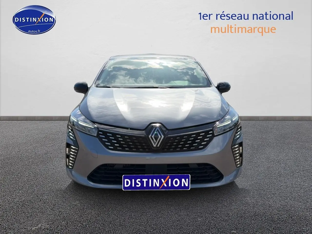 Vue frontale d'une Renault Clio V gris métal 2025 avec calandre noire et feux LED verticaux distinctifs.