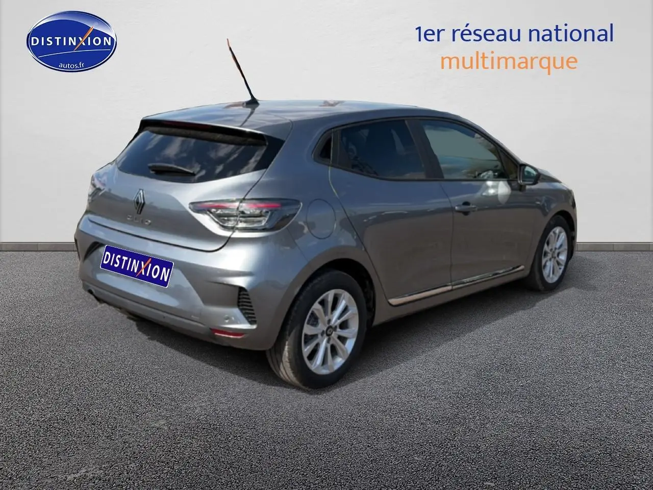 Vue 3/4 arrière droite d'une Renault Clio V gris métal avec feux arrière LED et becquet noir.