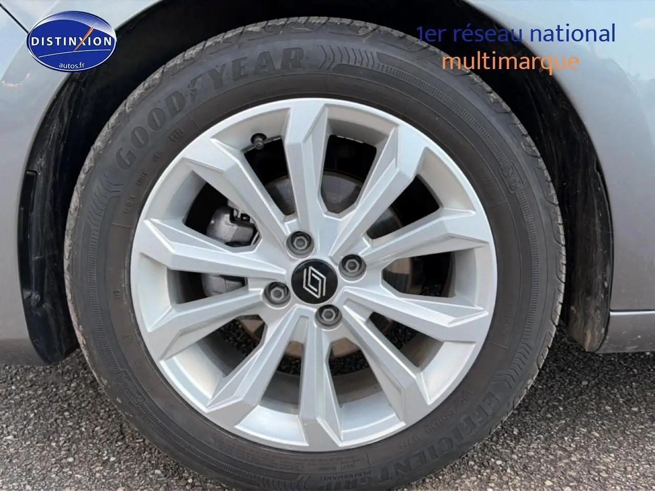 Gros plan sur la roue avant droite avec jante alliage argentée du Renault Clio V gris métal 2025.