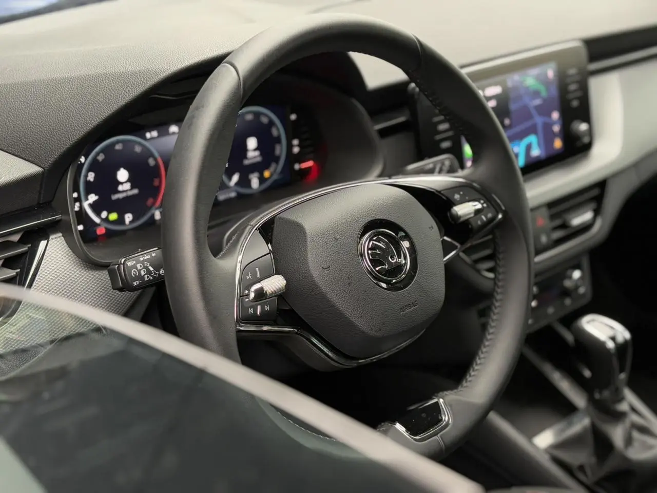 Vue rapprochée du volant cuir multifonctions et du tableau de bord numérique de la Skoda Scala TSI 110 DSG Ambition.