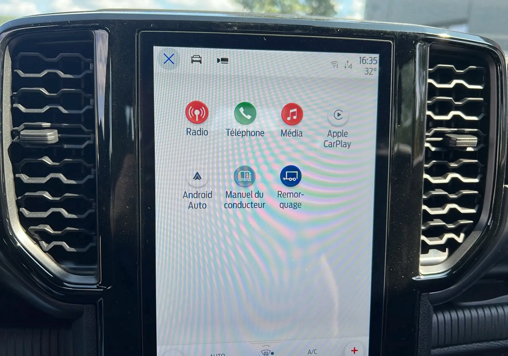 Écran tactile central du Ford Ranger 2025 gris iconic affichant les options Radio, Téléphone, Média et Apple CarPlay.